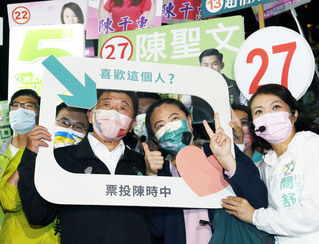 陳時中景美夜市當立牌 粉絲冒雨排隊合照