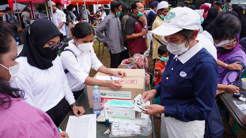 印尼強震災民露宿街頭 慈濟志工捐物資義診送暖 | 華視新聞