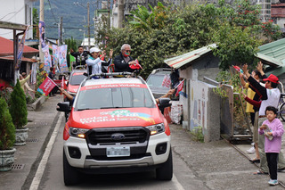 花蓮選前之夜綠營辦溫馨音樂會  藍營集結大遊行