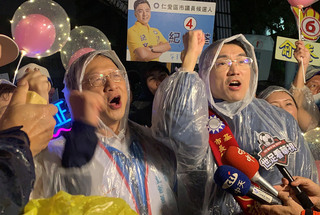 謝國樑選前夜冒雨遊行 持發光氣球盼溫暖點亮基隆