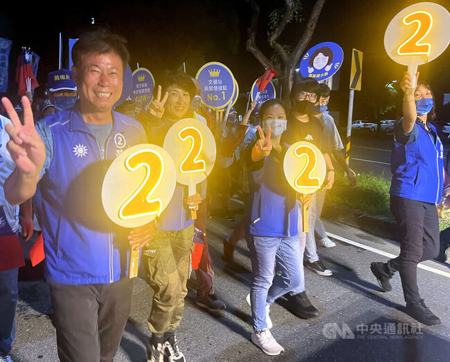 台東選前之夜  藍綠重兵集結市區徒步掃街 | 華視新聞