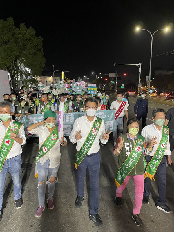 雲林藍綠候選人尬場  同在斗六市掃街拜票 | 華視新聞