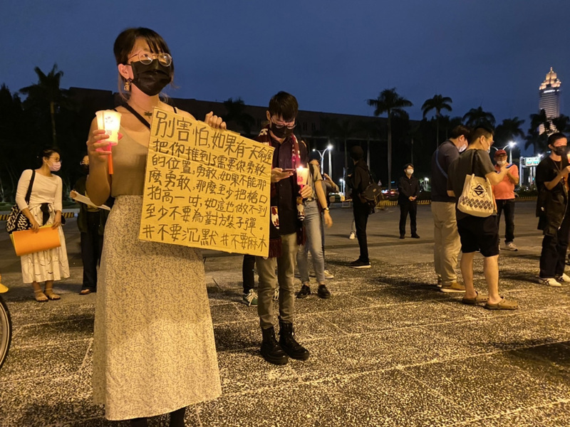 聲援中國抗議  自由廣場燭光哀悼烏魯木齊逝者 | 華視新聞