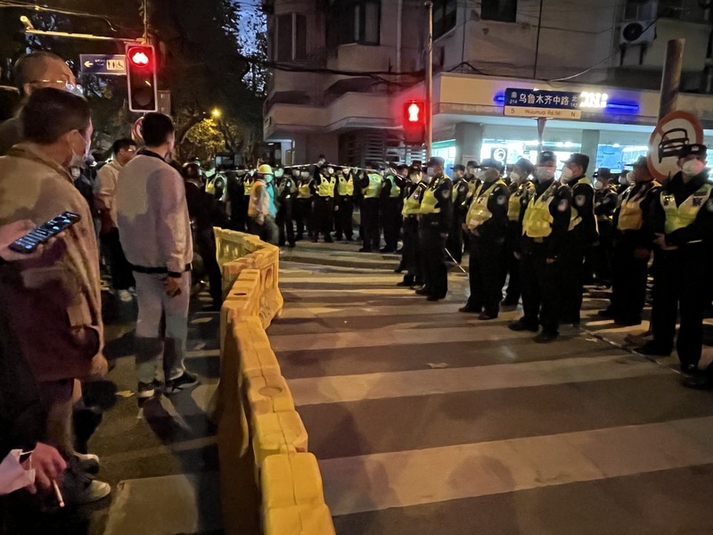 上海市民再聚烏魯木齊路  激憤槓警喊「放人」 | 華視新聞