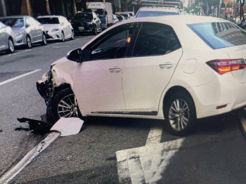 北市醉男撞公車辱警  酒測值超標遭送辦 | 華視新聞