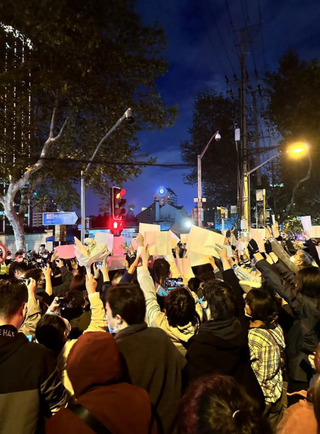 中國遏反封控抗議潮  上海拆路牌北京開返鄉專車