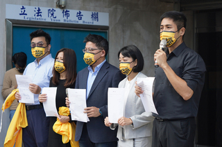 堅辭決策委員 邱顯智砲口對向陳椒華黃國昌