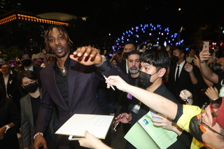 魔獸著西裝現身時尚盛典 喊話想把台灣熱情帶身邊