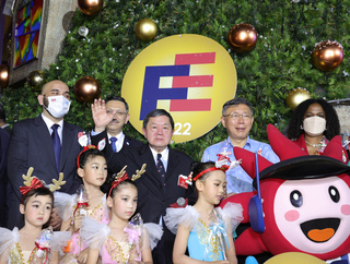 徐旭東點亮遠企耶誕樹  樂觀看待明年景氣避談政治