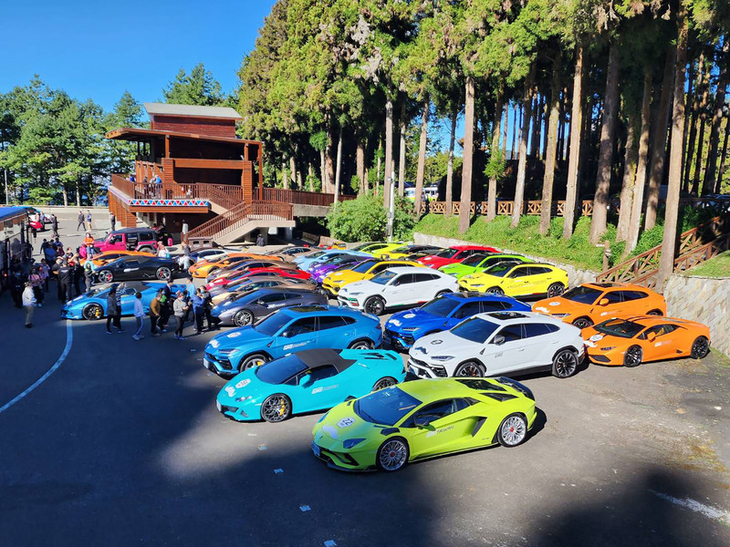 70輛藍寶堅尼車聚阿里山 遊客驚豔媲美楓紅美景 | 華視新聞