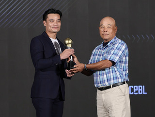 王勝偉「東山再起」感觸深 啟蒙教練高克武頒獎