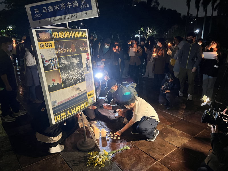 台大學生自發燭光悼念 聲援中國白紙運動抗爭者 | 華視新聞
