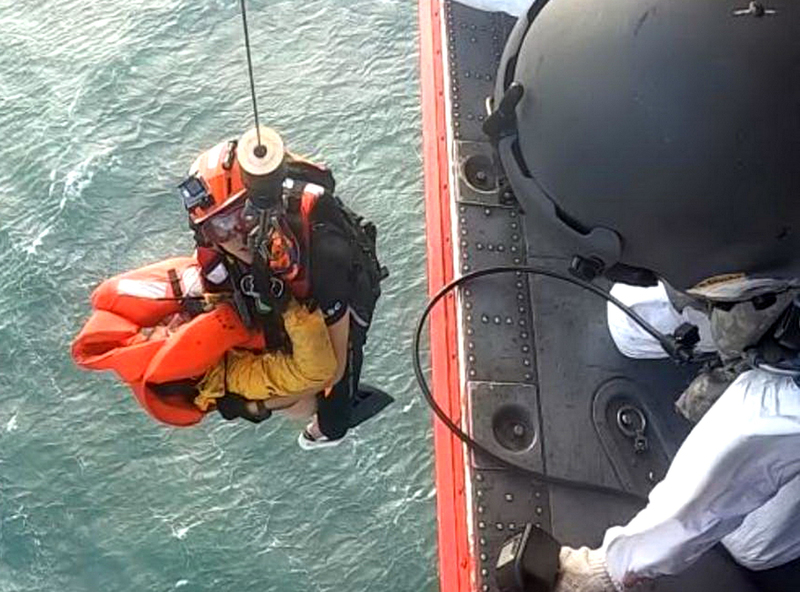 貨輪彰化外海傾斜 直升機吊掛救援4船員 | 華視新聞