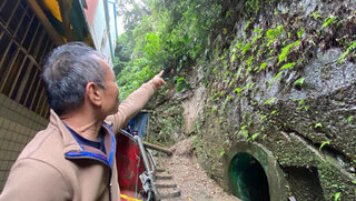 基隆雨勢不斷 民宅旁邊坡土石滑落壓斷電桿
