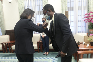 總統接見世界醫師會訪團  盼為世界醫療人權盡心力