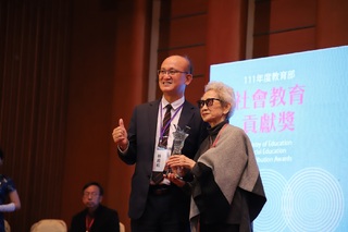 抗癌蘇媽媽投入兒童生命教育  獲社教終身奉獻獎