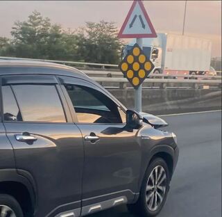 台中休旅車自撞 車頭插著標誌桿一路開回彰化