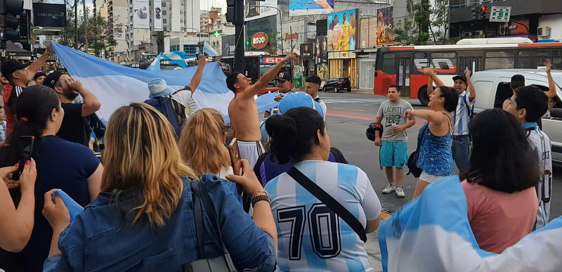 挺進世界盃16強  阿根廷球迷嗨唱「足球神曲」 | 華視新聞