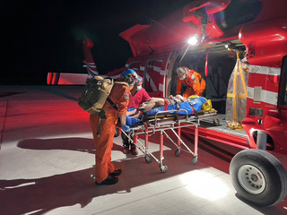 男子深夜車禍 黑鷹直升機凌晨飛綠島救援