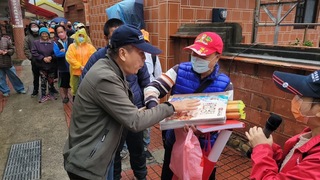 白沙屯媽祖年月曆免費送 排隊人龍綿延800公尺