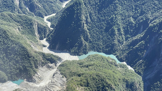 花蓮樂樂溪上游崩塌形成堰塞湖 林管處持續監測