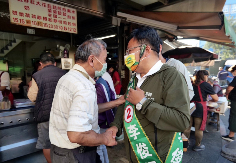 李俊俋傳統市場掃街拜票 黃敏惠辦晚會拉抬聲勢 | 華視新聞