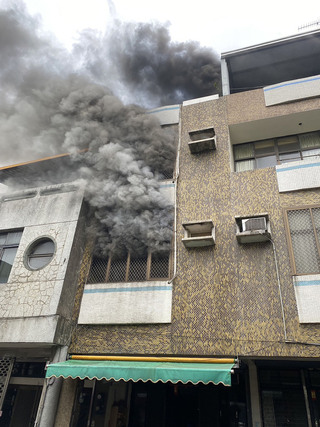 苗栗民宅竄火煙 國中小3姊弟受困救出皆命危