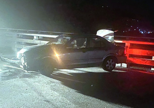 台東自小客車超載擠10人 酒駕自撞橋墩釀1傷