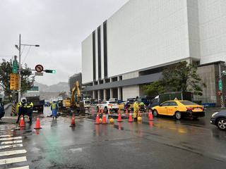 廠商交通尖峰時段施工釀市區大塞車  基隆警開罰