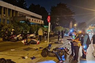 台中男開車疑精神恍惚  撞17部機車無人傷