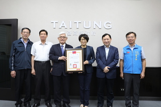 李進勇專程頒發當選證書 饒慶鈴：覺得肩上責任更重