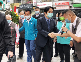 賴清德現身嘉義城隍廟  未回應是否參選民進黨主席