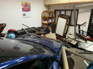 男駕特斯拉疑恍神 擦撞路旁車輛衝入民宅嚇到人