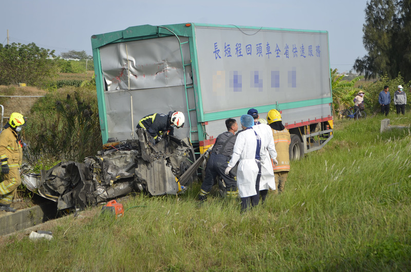嘉義縣台82線2輛載貨車相撞 1死1傷 | 華視新聞