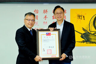 中選會頒當選證書 張善政：選民期待是責任