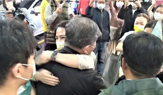 陳時中陪李俊俋文化路掃街 民眾紛排隊合影