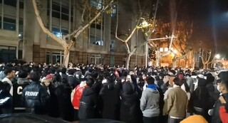 中國緩步放寬封控 南京工業大學學生抗議校園封鎖