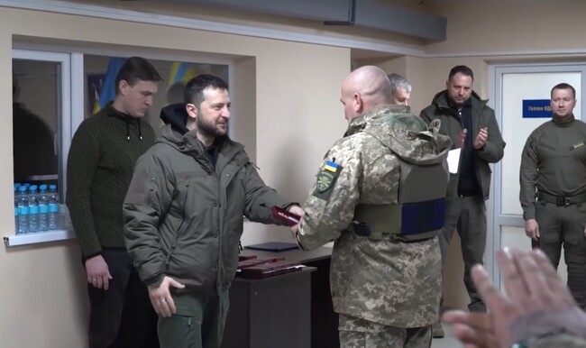 澤倫斯基視察頓內茨克前線烏軍  共度軍人節 | 華視新聞