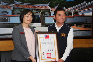 獲頒當選證書 鍾東錦：苗縣府人事沿用觀察3個月