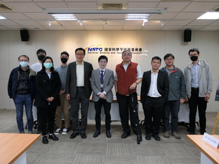 周必泰團隊「有機強放光」突破千奈米 世界新紀錄