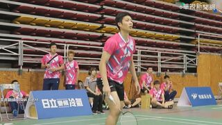 羽球年終賽周天成出師不利 首役不敵駱建佑