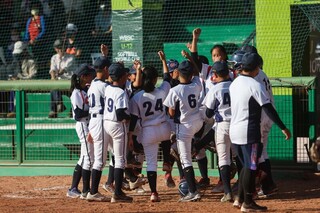 U12壘球世界盃 吳聖智3分砲台灣首戰大勝新加坡