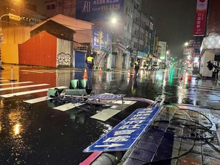 男子開貨車載機具過高  拉倒3根燈桿