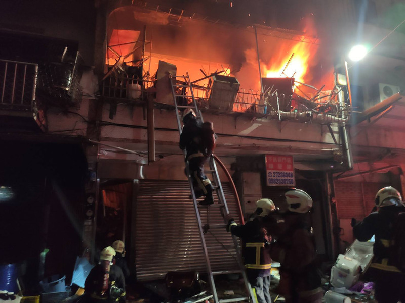 汐止民眾疑開瓦斯釀氣爆  2消防員受傷送醫 | 華視新聞