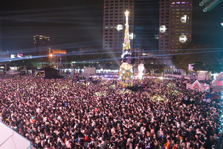 新北耶誕城演場會  4.6萬人嗨翻天、570警力維安