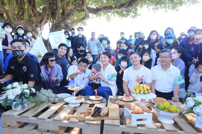 首屆台中市民野餐日登場 萬人湧中央公園同歡 | 華視新聞