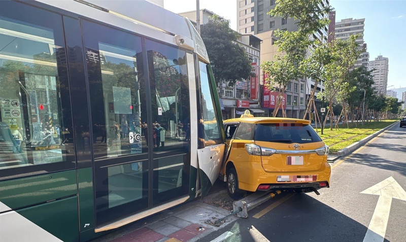 2022年第14起事故 高雄輕軌遭違規計程車碰撞 | 華視新聞