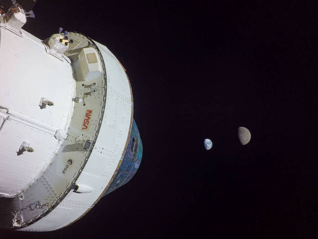 NASA獵戶座太空船掠月後返回地球 安全濺落太平洋 | 華視新聞