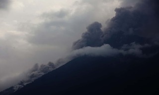 瓜地馬拉火峰火山噴發  國內最大機場被迫關閉