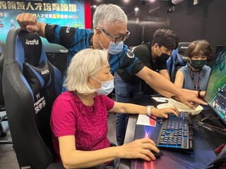 弘光尚青電競隊迎戰年輕人  相差50歲對決